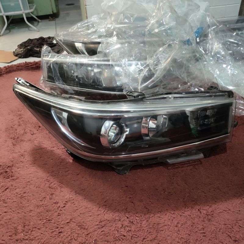 head lamp lampu depan Toyota Innova Venturer  original