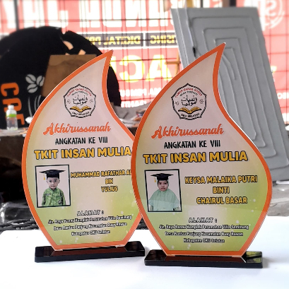 Plakat akrilik kenang-kenangan