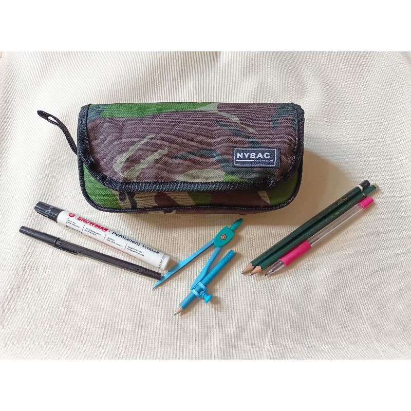 

Tempat Pensil Army tutup