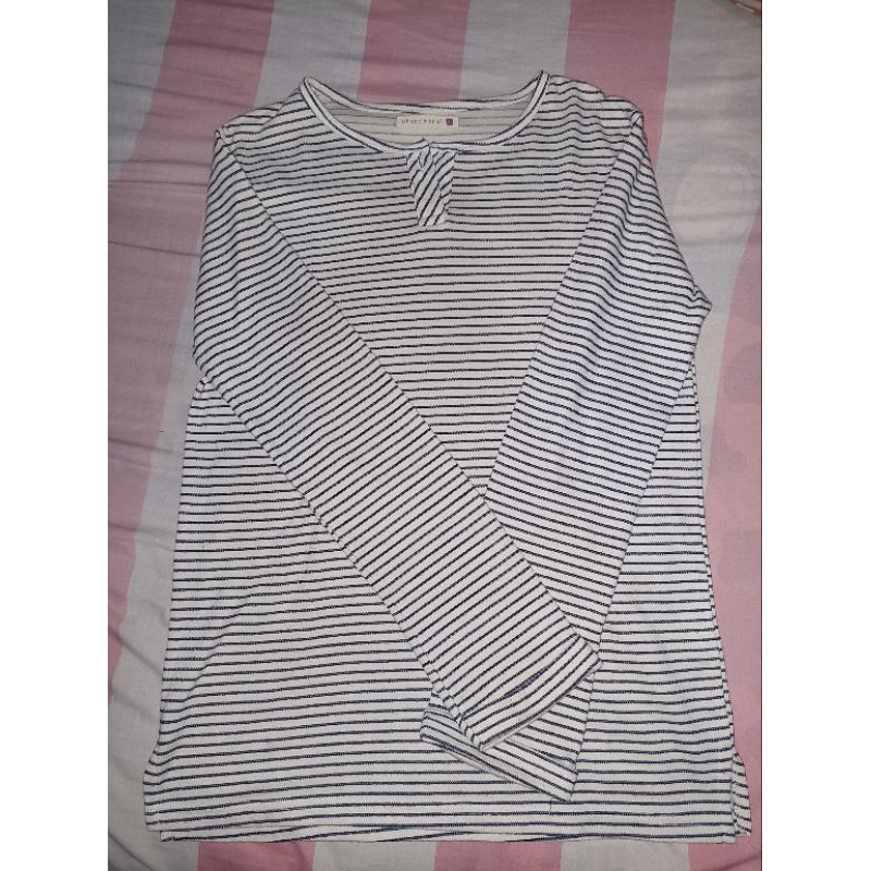 PRELOVED PHENOMENAL kaos garis hitam putih