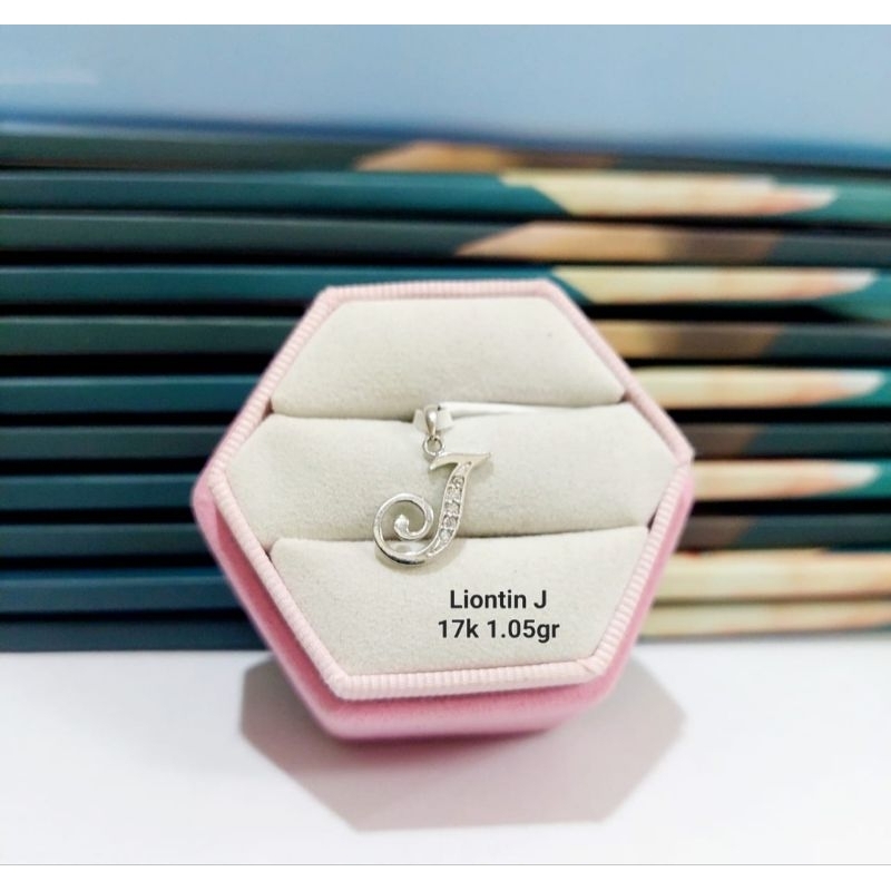 Liontin emas 75 huruf J