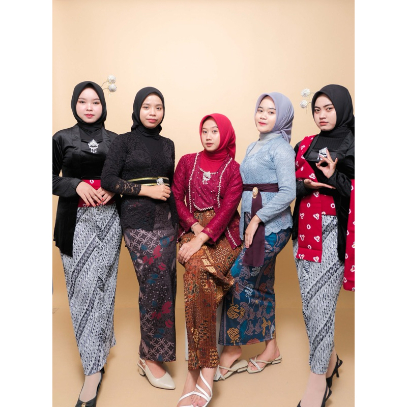SEWA BAJU WISUDA | BRIDESMAID | FOTO STUDIO | PERPISAHAN SEKOLAH
