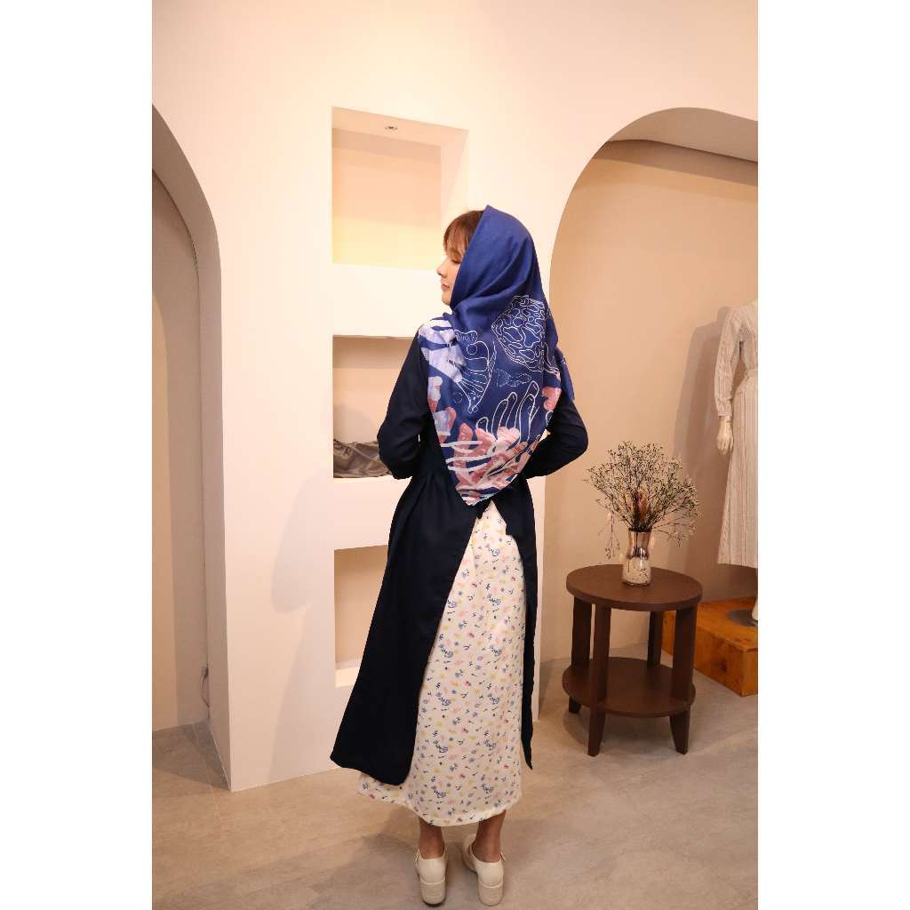 Gamis Dress Wanita Missty Freeteen Warna Biru Navy Outer Putih Inner Motif Bunga Polos Bahan Katun