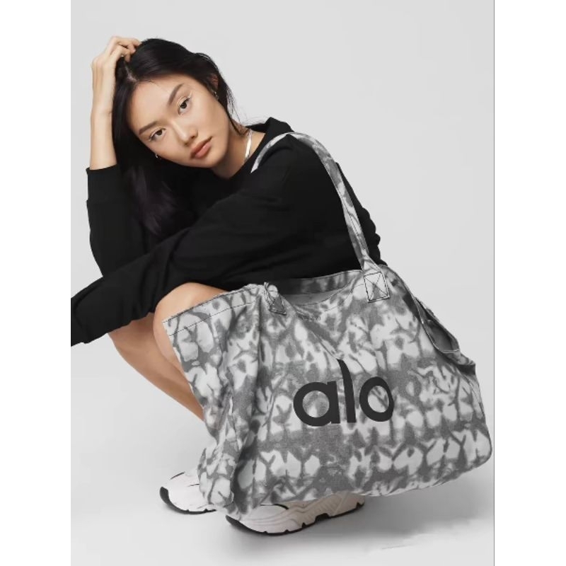Tas Olahraga ALo berlogo dan bermerk Alo
