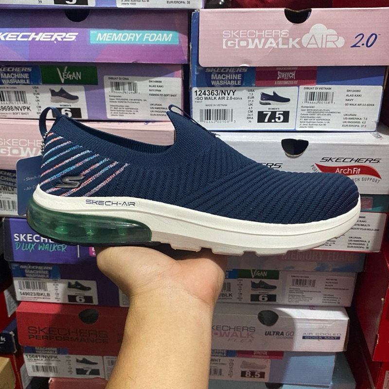 SEPATU WANITA SKECHERS GO WALK AIR 2.0 - EDIVA (NAVY 37.5)