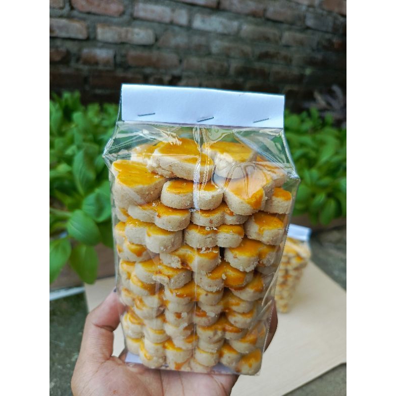 

kue kacang, kue cinta, kue lebaran berat 500 gram. rasanya enak dan kacangnya berasa..!!