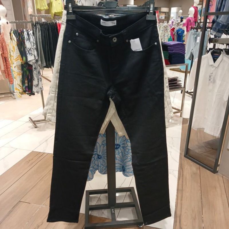 CELANA CHNOS HITAM MANZONE