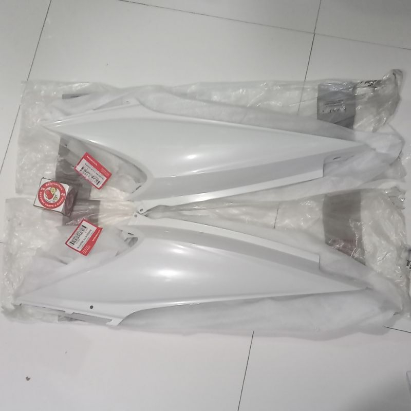 DEK COVER BODY HALUS KANAN KIRI PUTIH HONDA BEAT KARBU ORIGINAL ORI AHM 83600-KVY-960PFW