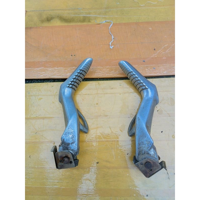 Foot Step Dudukan Pijakan kaki Step Belakang Motor Suzuki SkyDrive Original Cabutan