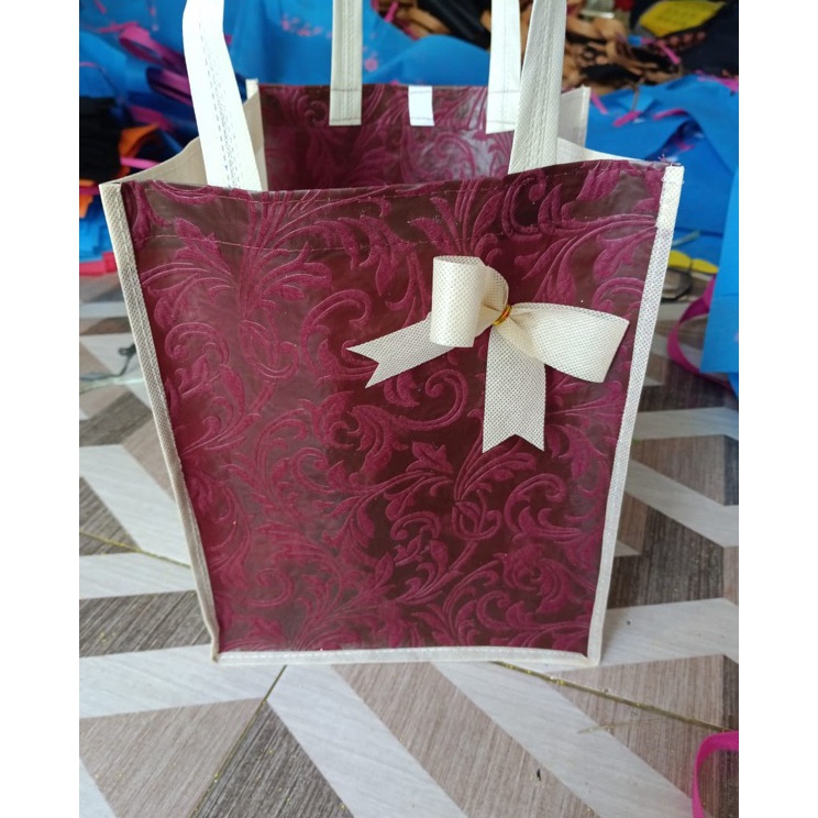 

1 LUSIN 12 PCS GOODIEBAG TAS HAJATAN MOTIF EMBOS PITA 22x22 CM TINGGI 25cm BERPEREKAT TAS NASI BOX TAS WALIMAHAN TAS RAMAH LINGKUNGAN TAS SEMINAR