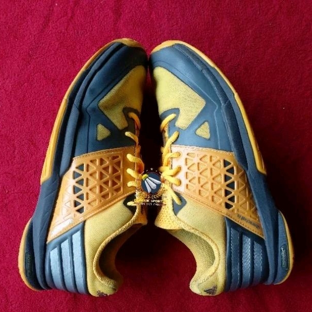 Sepatu adidas badminton