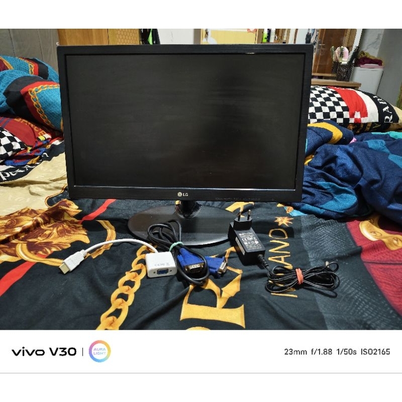 Monitor LG 19" normal minus bekas pemakaian aja, kelengkapan sesuai foto