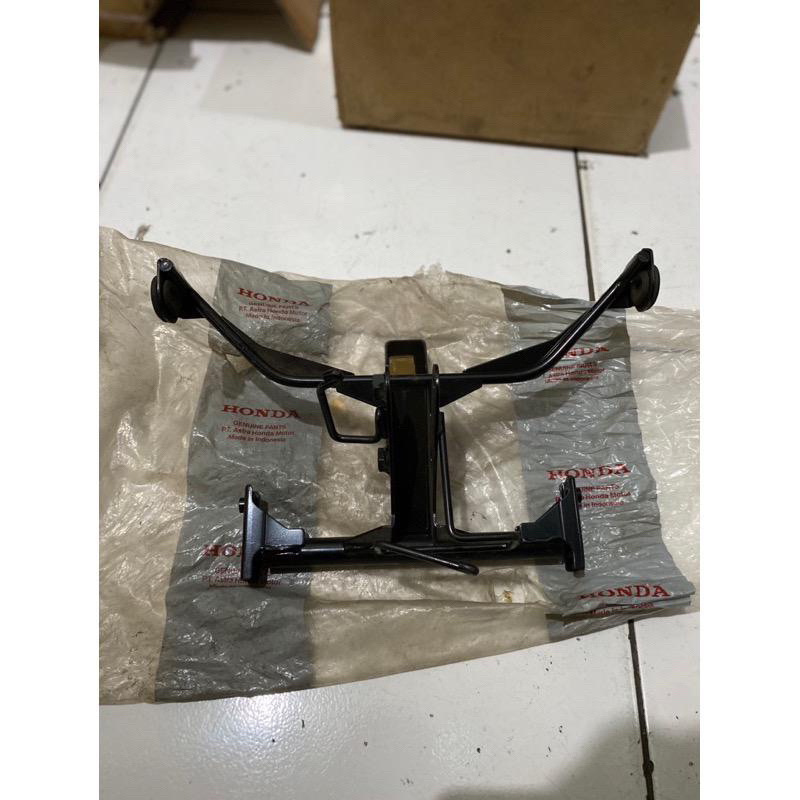 64221-kwc-900 BRAKET DUDUKAN LAMPU HONDA CS1 ONE ORGINAL 64221kwc900