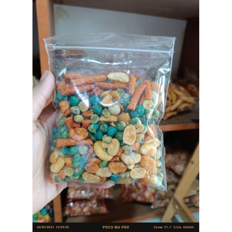 

kacang mix jaipong 100gram