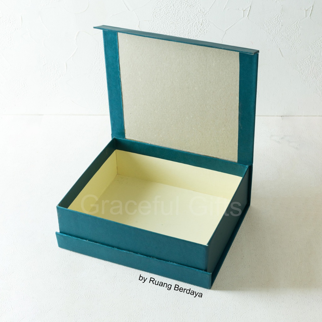 

Hard Box Model Flip 35 x 25 x 10 cm untuk Kado dan Hampers - Graceful Gifts by Ruang Berdaya