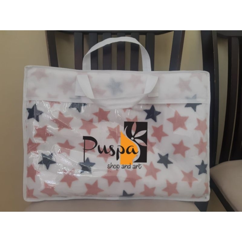 

Tas Resleting Bahan Spunbond Kombinasi Mika Sablon 2 Warna Belakang Bahan Mika