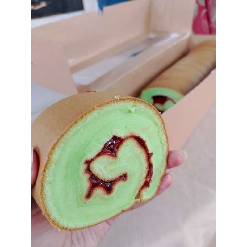 

Bolu Gulung Pandan Selai Strawberry / Roll Pandan Strawberry Moons Donut