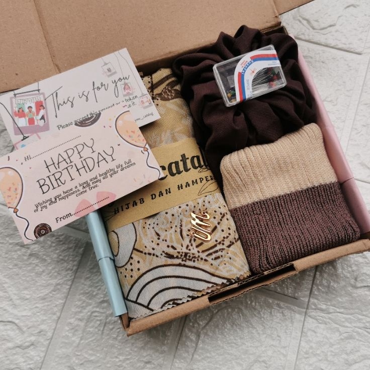 

Diskon Heboh HAMPERS HIJAB JILBAB SEGIEMPAT MOTIF GIFT BOX KADO ULANG TAHUN CEWEK KADO PERNIKAHAN HAMPERS LEBARAN