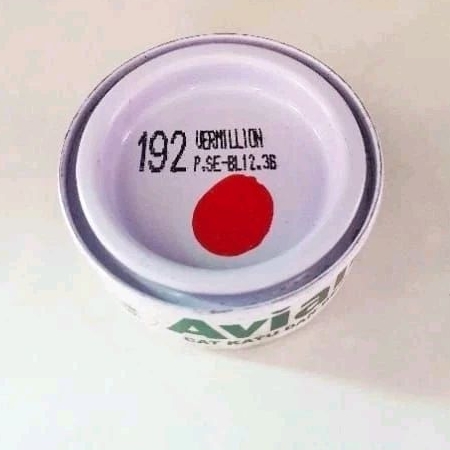 Cat kayu dan besi Avian warna merah,  isi 25 cc