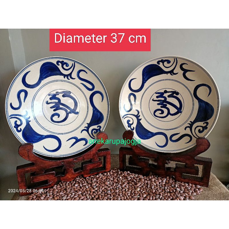 2 buah piring keramik lukis biru putih untuk dekorasi hiasan dinding