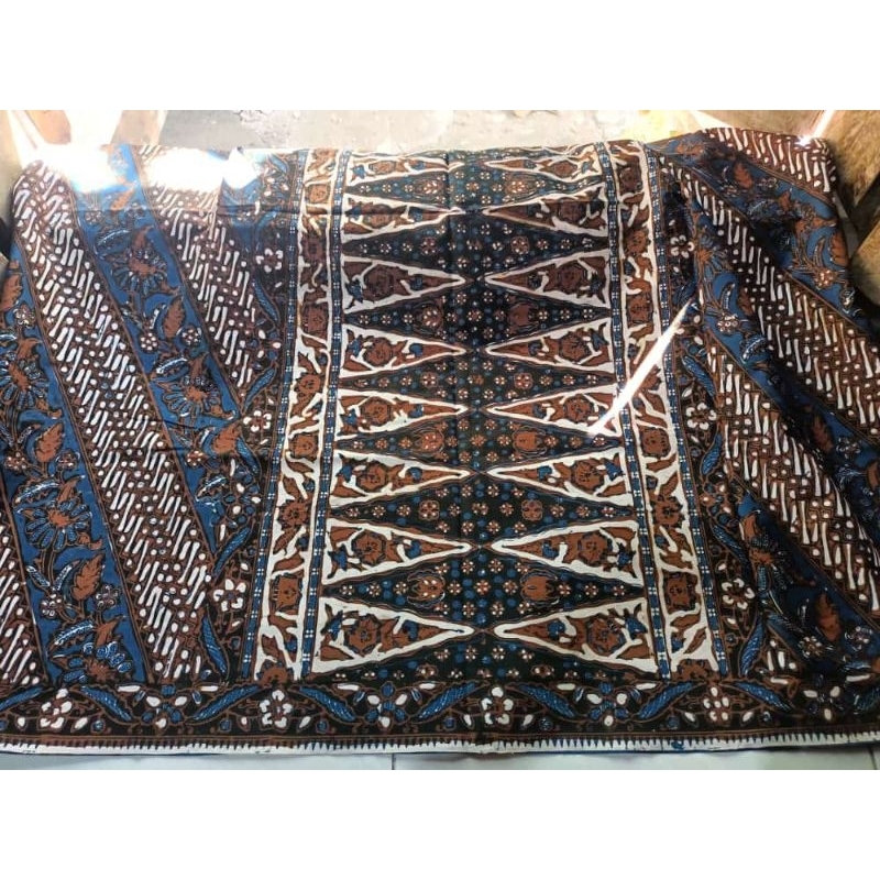LAR GURDA KESIKAN WARNA (Biru & Putih) Sarung Batik Solo Original