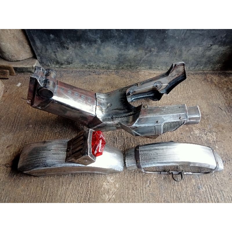 Bodyset + Spakbor dpn/blk honda ct125