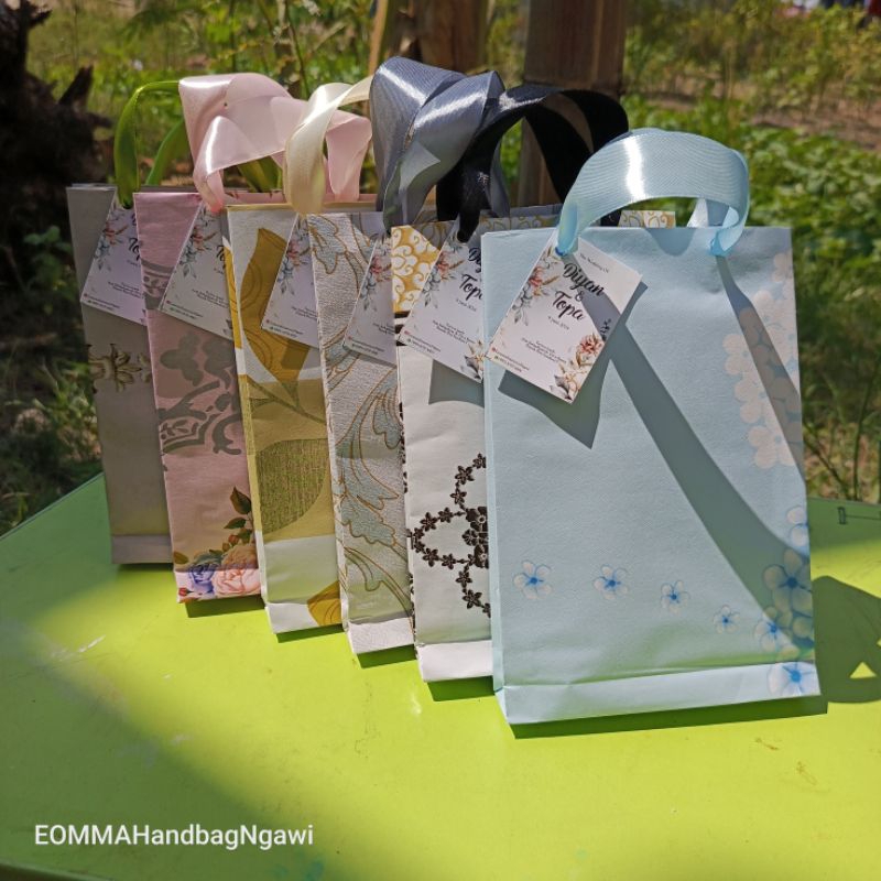

Paper bag souvenir. 1 pack isi 15 ukuran 19 cm x 12 cm x 4 cm