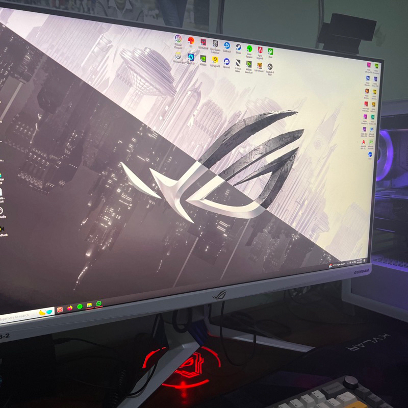 Monitor asus rog x gundam edition