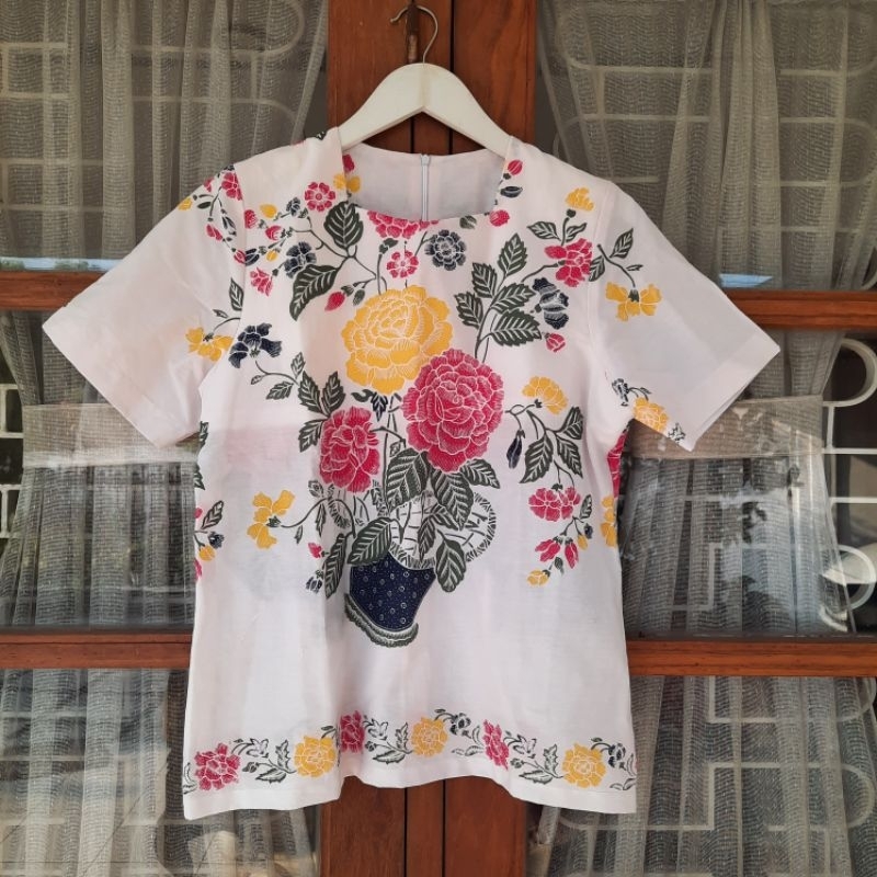 Atasan blouse bunga putih wanita pria kemeja