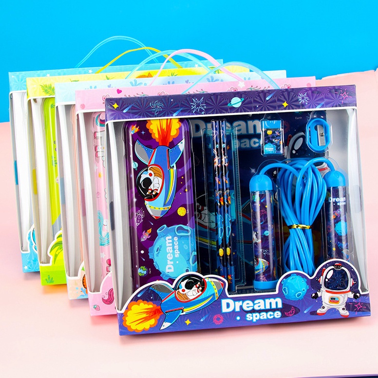 

KODE F23N SET ATK GIFT BOX KIDS ANAK MOTIF ASTRONOT DINO ANIMAL DINOSAURUS UNICORN OCEAN CARS HELLO KITTY FROZEN DORAEMON SPIDERMAN PENSIL PENGGARIS PENGHAPUS RAUTAN LOMPAT TALI 1 SET PENCIL P14