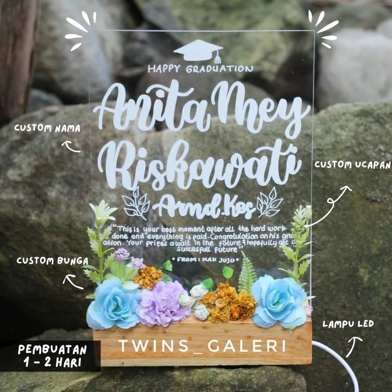 Standing Acrylic SALLY ACRYLIC | Hadiah Wisuda | Hadiah Pernikahan | Kado Wisuda | Lampu Tidur