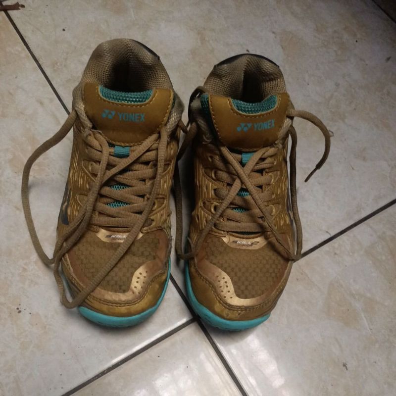 sepatu yonex anak size 35 badminton