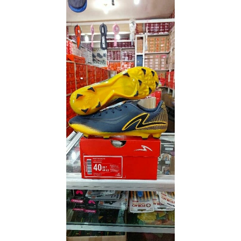 sepatu bola kaki merek specs (100%original)