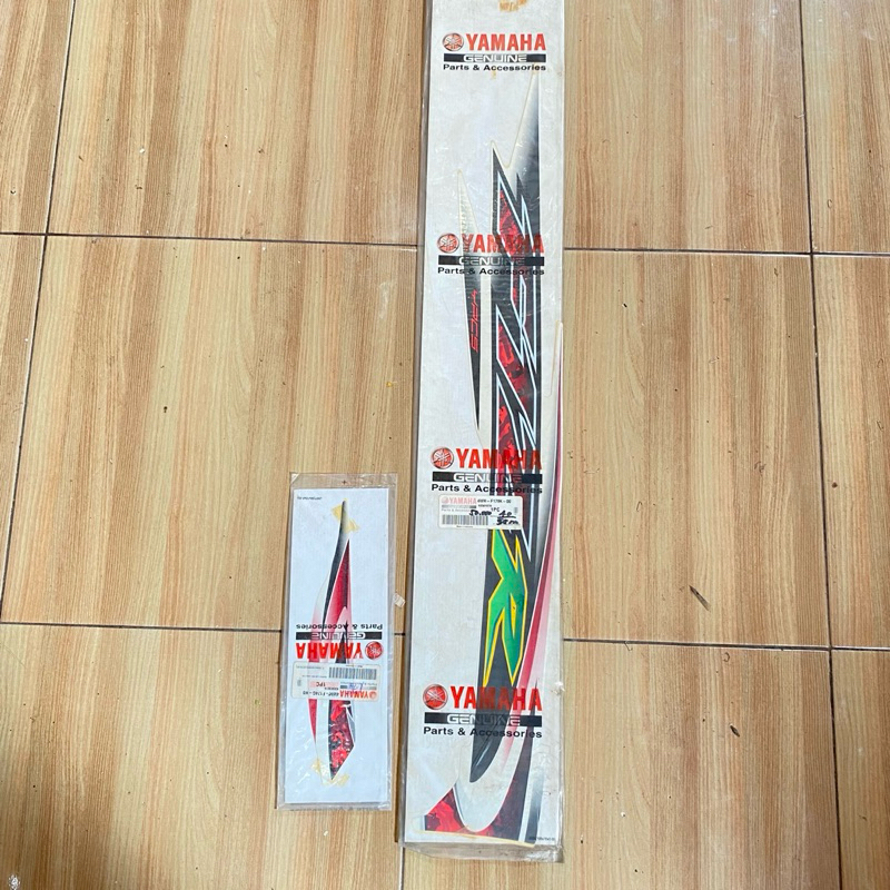 Striping Stiker Body belakang KANAN cover aki Yamaha Fizr FIZ R 2005 Merah putih original YGP 4WH-F1
