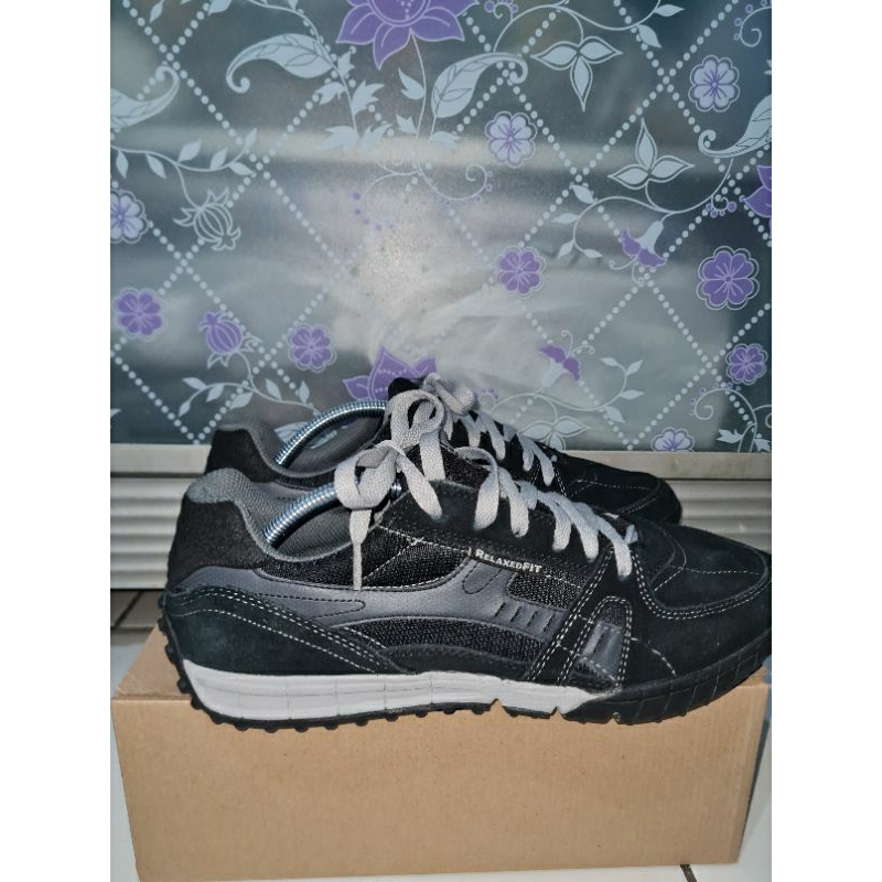 Sepatu Skechers Relaxed Fit