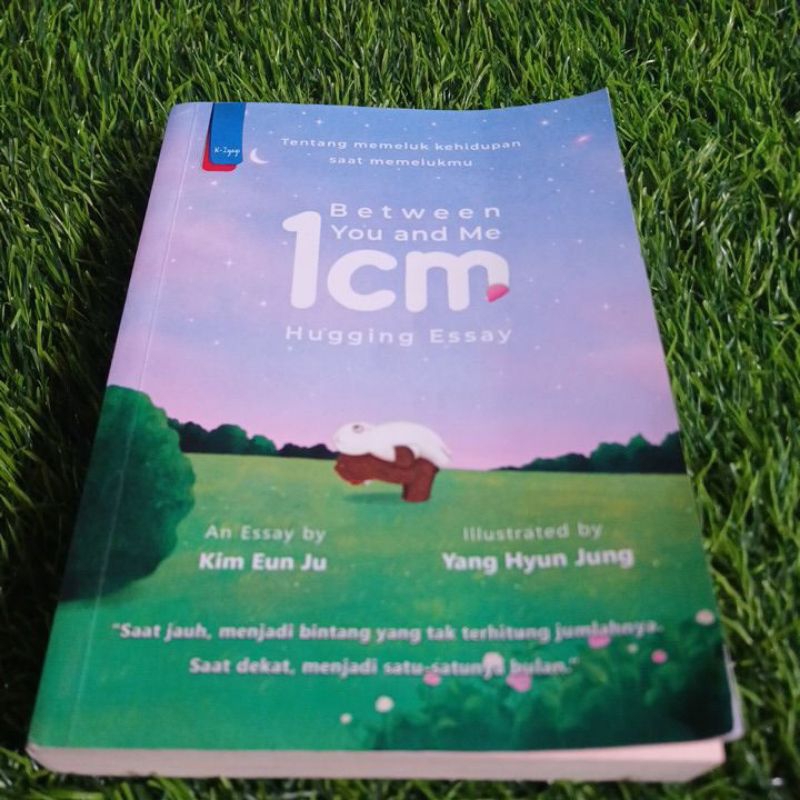 BUKU BETWEEN YOU AND ME 1 CM HUGGING ESSAY