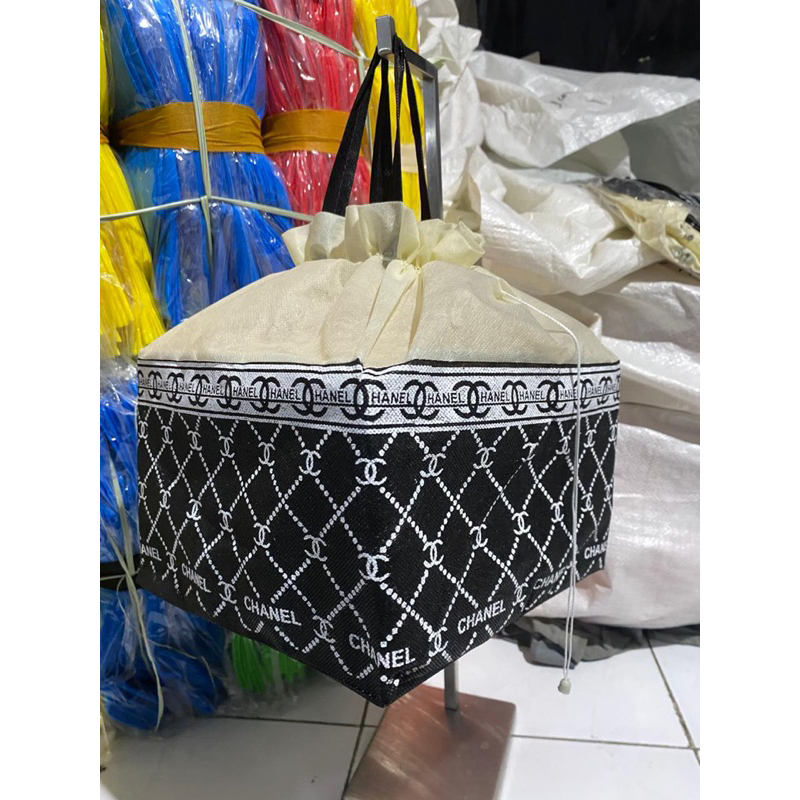 

(1 LUSIN = 12 PCS) GOODIE BAG TAS HAJATAN SERUT MOTIF LV/CHANEL 22x22 CM / TAS SPUNBOND HAJATAN / TAS HAJATAN / TAS NASI KOTAK / TAS NASI BOX / TAS WALIMAH / TAS BELANJA