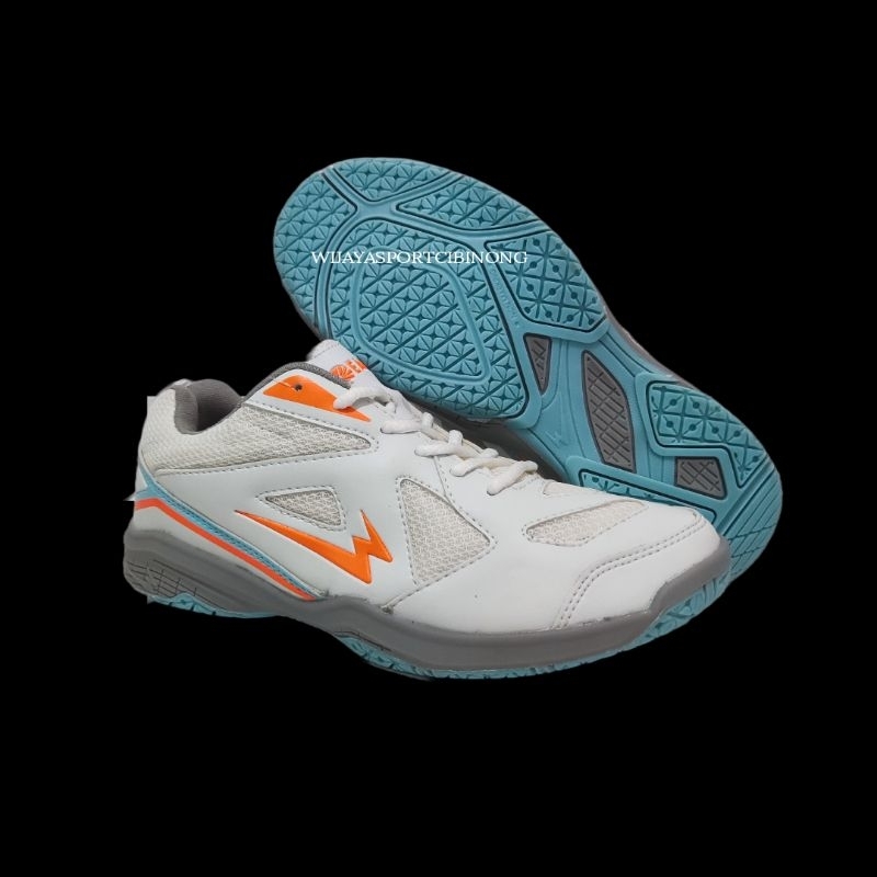 Sepatu bulutangkis sepatu badminton eagle Vector