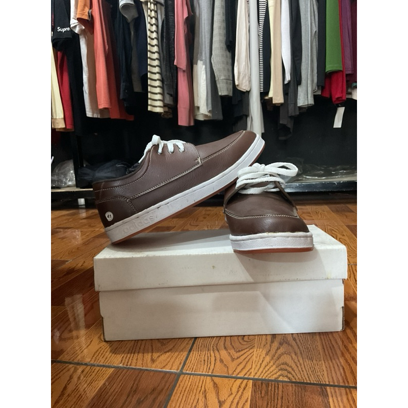 sepatu Adidas kulit