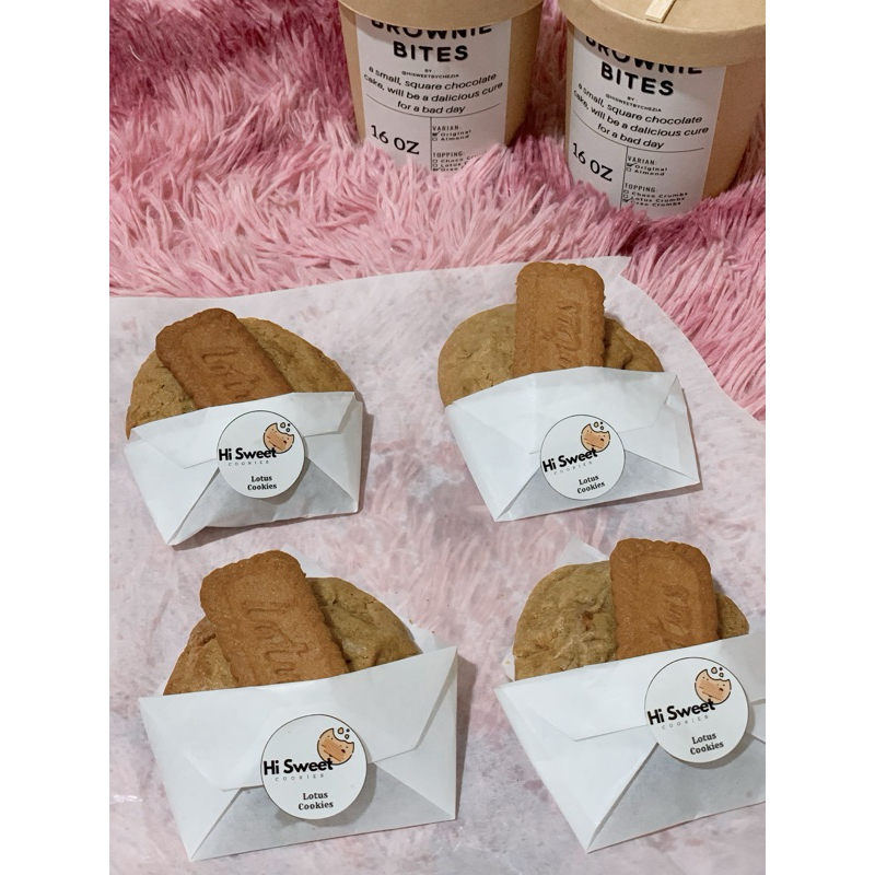 

Soft cookies Lotus by hisweetbychezia (1 box isi 4pcs cookies ukuran 8X8) dengan topping biscuit Lotus dan Cream lotus di dalamnya