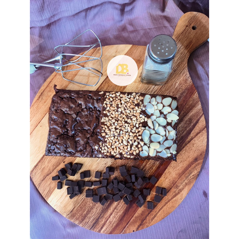 

Fudgy brownies 20x10 (3 toping)