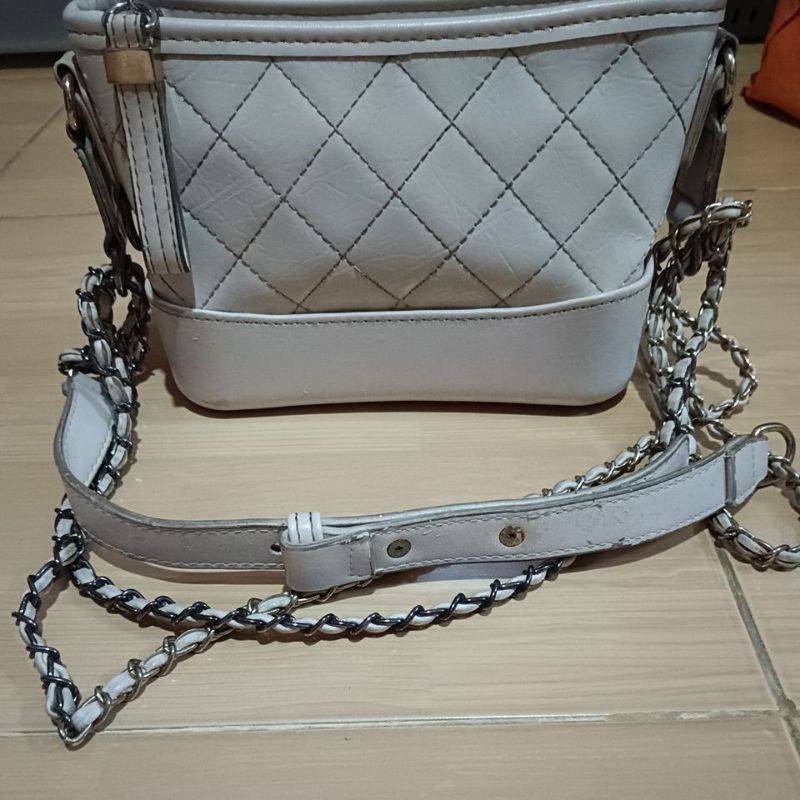 tas sling rantai warna cream