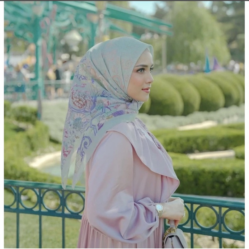 Wonderland series : Alice in wonderland Buttonscarves BS