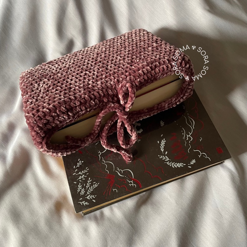 

[PRE-ORDER] DAPHNE Velvet Crochet Book Sleeve With Ribbon Case Buku Rajut Bahan Bludru/Beludru dengan Pita