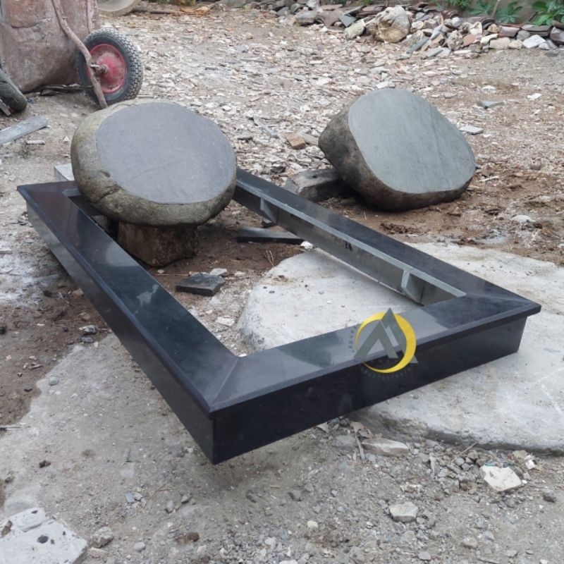 Pondasi makam batu granit hitam dan nisan batu kali natural glossy