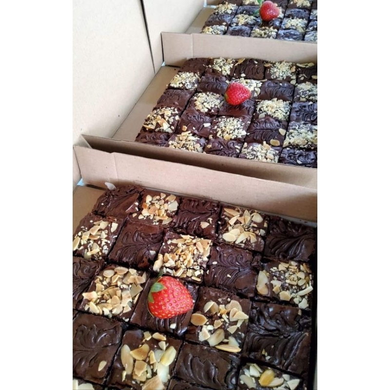 

fudgy brownies choco almond ukuran 20x20