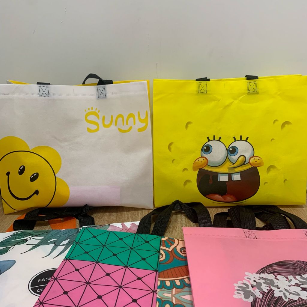 

Goodie Bag Spun Bond Motif Random Ukuran Sedang T 1276 - Tas hadiah lucu fashion stylish aesthetic sovenir kado acara ulang tahun
