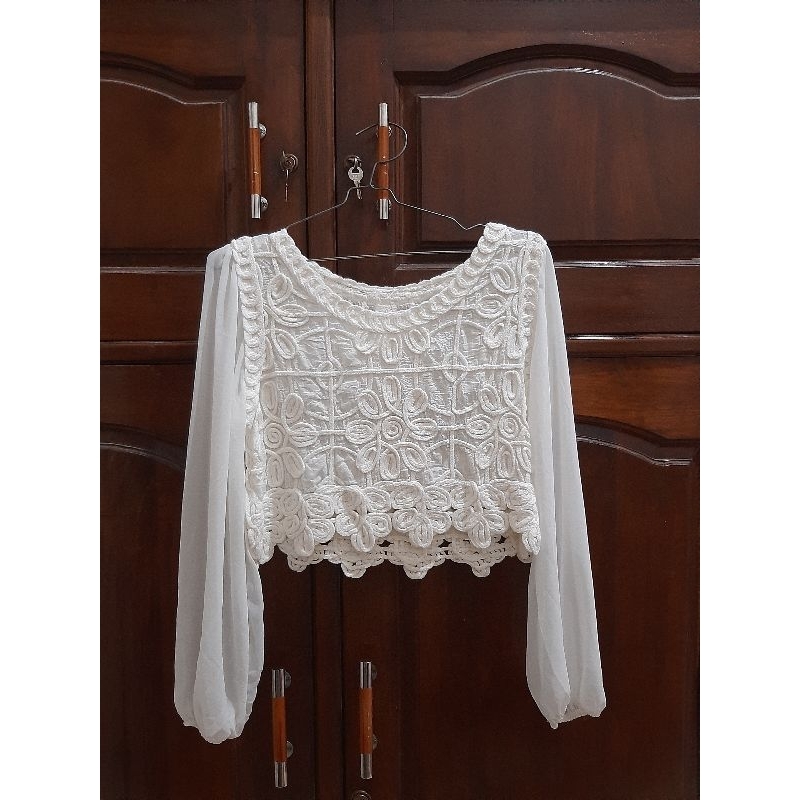 [PRELOVED] Atasan Outer Wanita Lace Crop Top Broken White