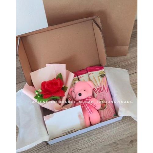 Hampers Boneka Beruang Pink Buket Bunga Mawar Merah dan Snack Pocky