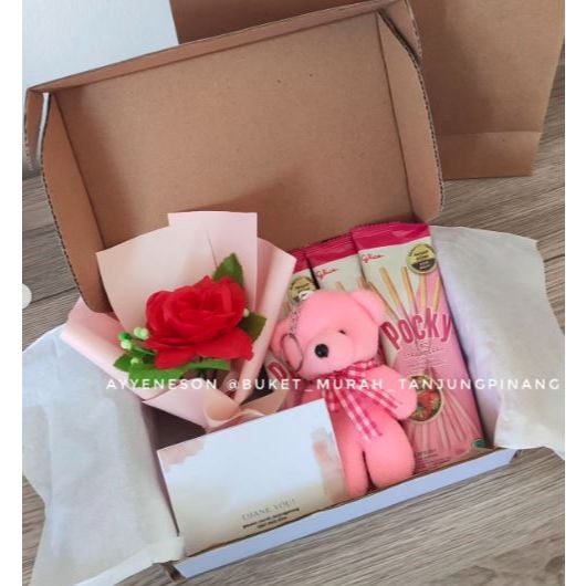 Hmapers Boneka Beruang Putih Snack dan Buket Bunga Merah